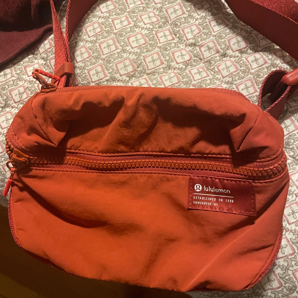 Clean lines belt bag by lululemon brand new without tags